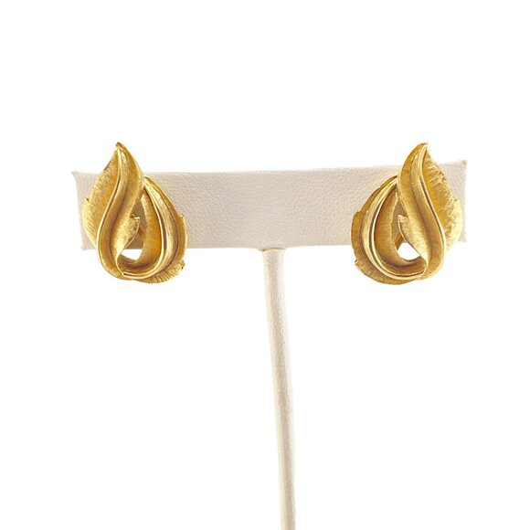 Trifari Vintage Gold-Tone Clip On Earrings With Leaf Motif Design - Picture 3 of 7